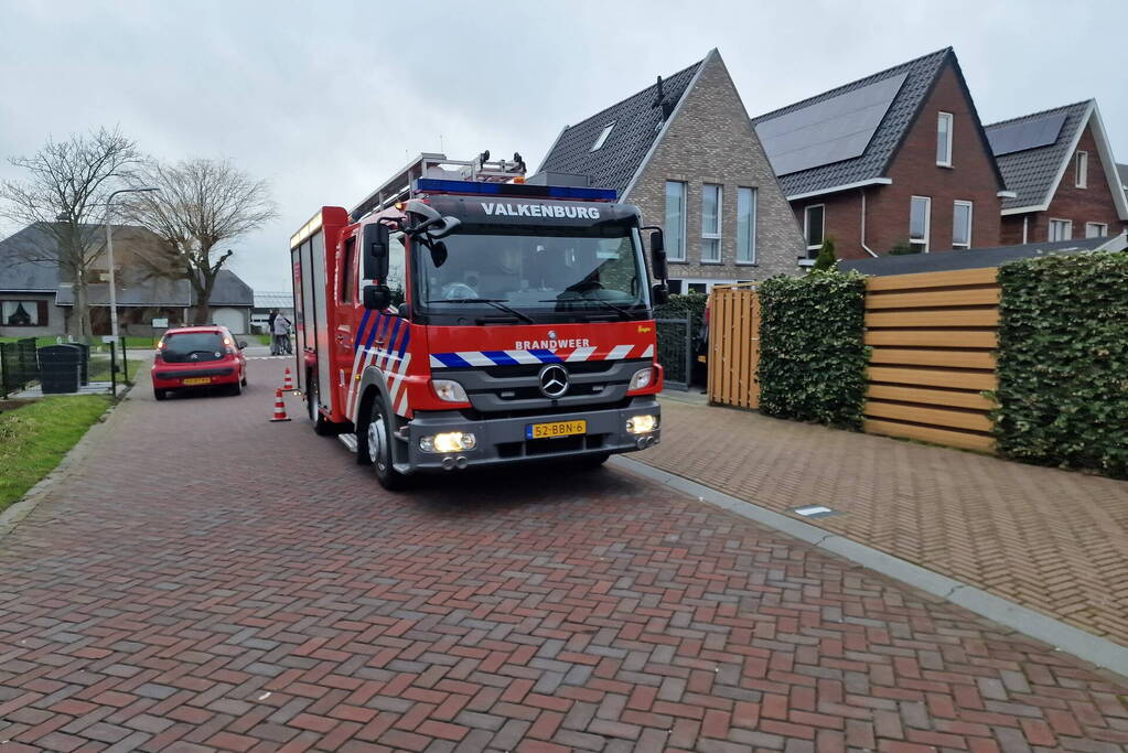 Brandweerlieden doen onderzoek naar gaslucht