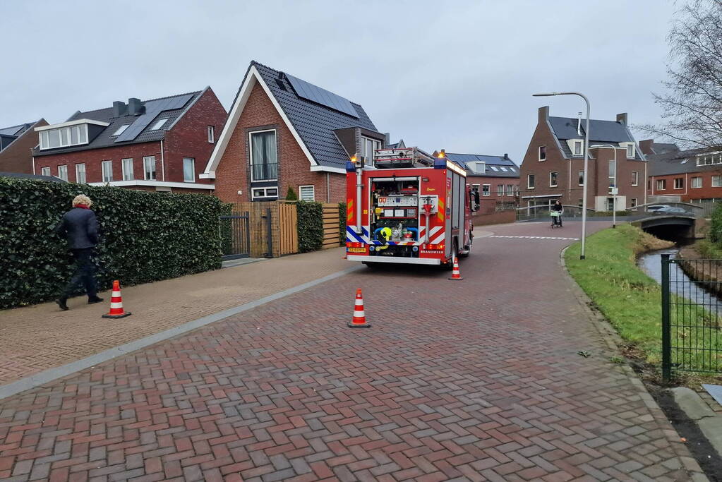 Brandweerlieden doen onderzoek naar gaslucht
