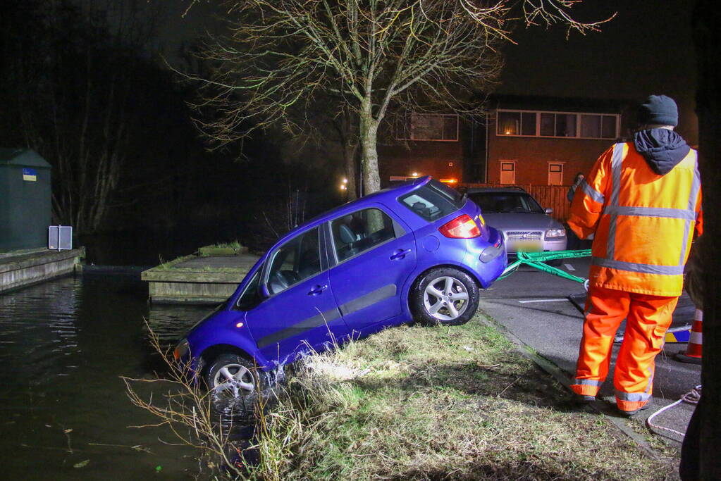 Auto belandt in water