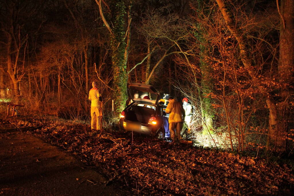 Auto vliegt uit de bocht