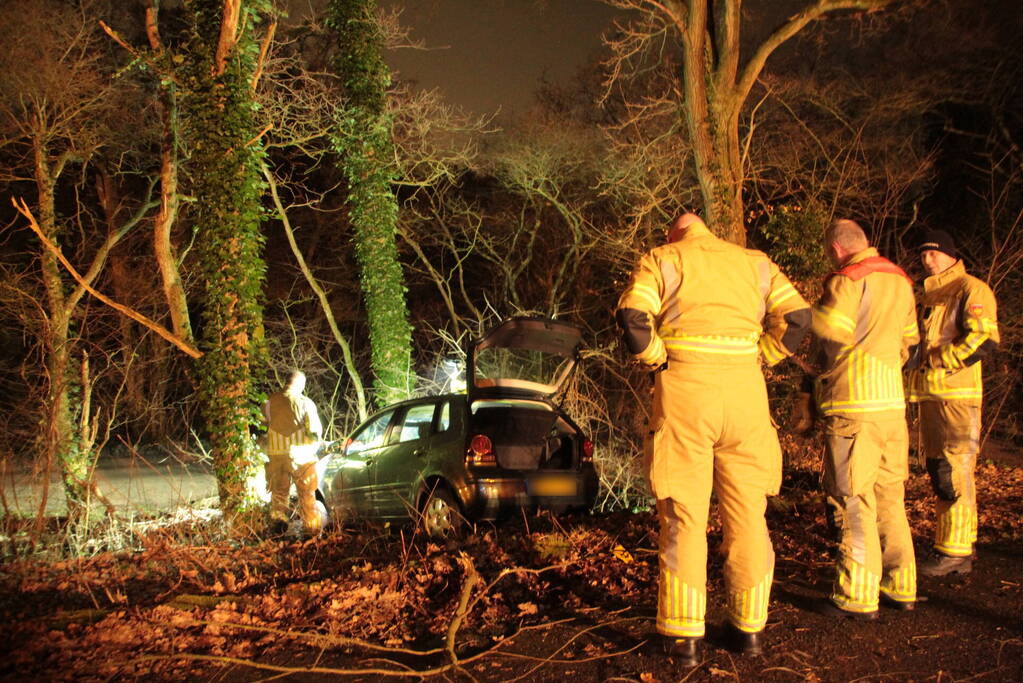 Auto vliegt uit de bocht