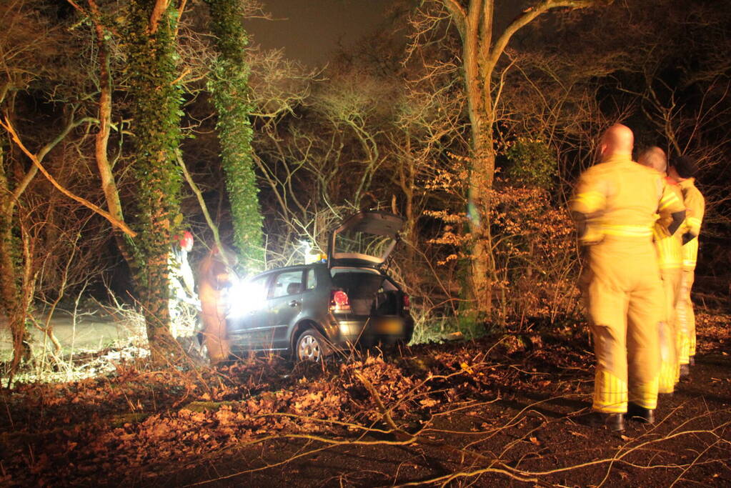 Auto vliegt uit de bocht