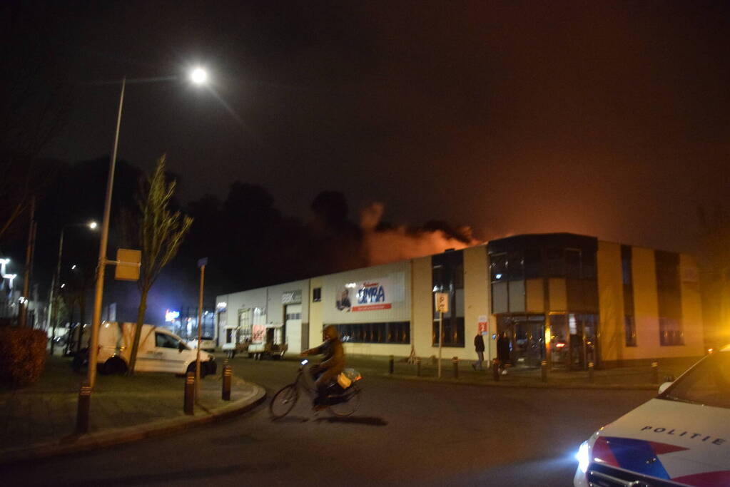 Zeer grote brand in bedrijfspand