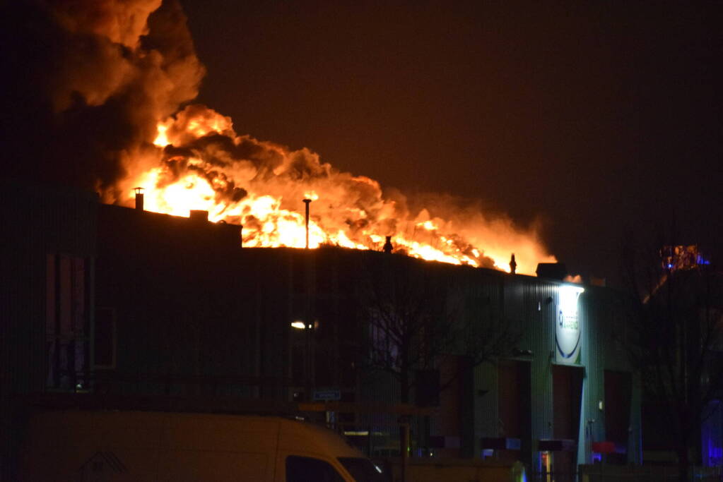 Zeer grote brand in bedrijfspand