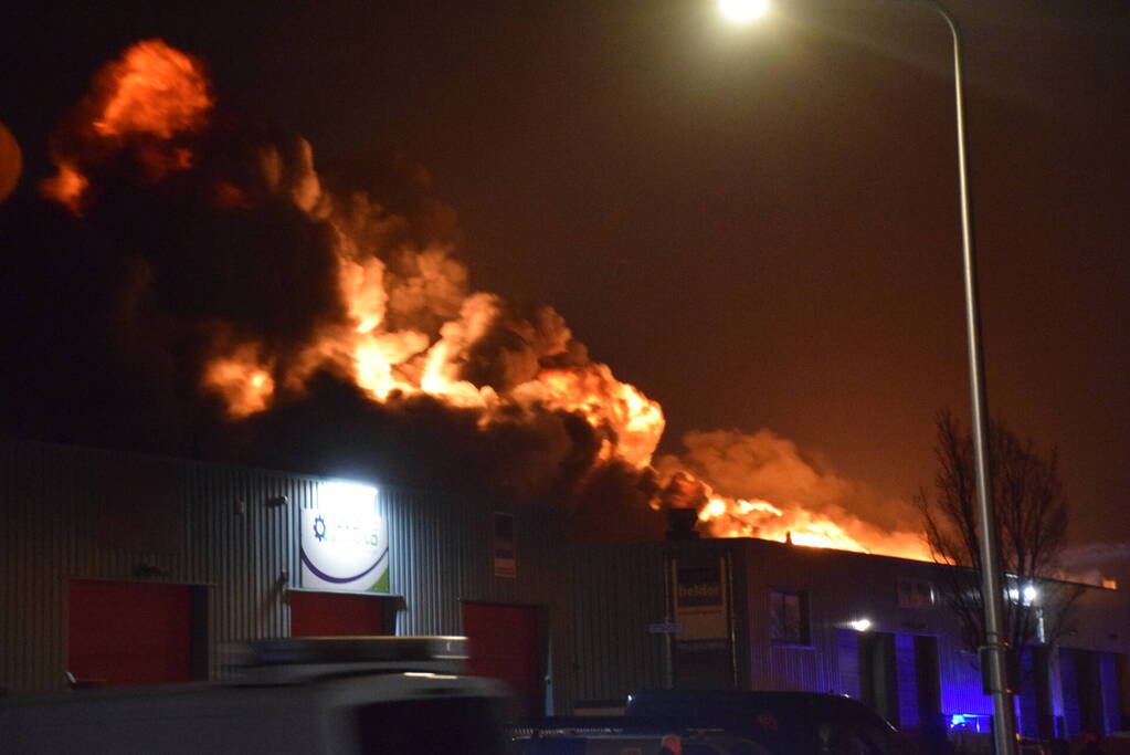 Zeer grote brand in bedrijfspand