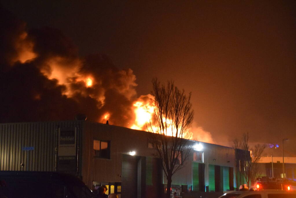 Zeer grote brand in bedrijfspand