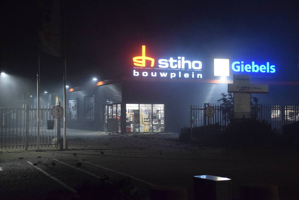 Zeer grote brand in bedrijfspand