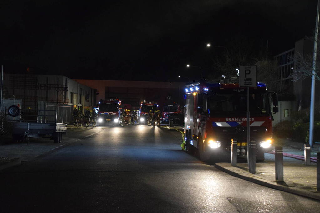 Zeer grote brand in bedrijfspand