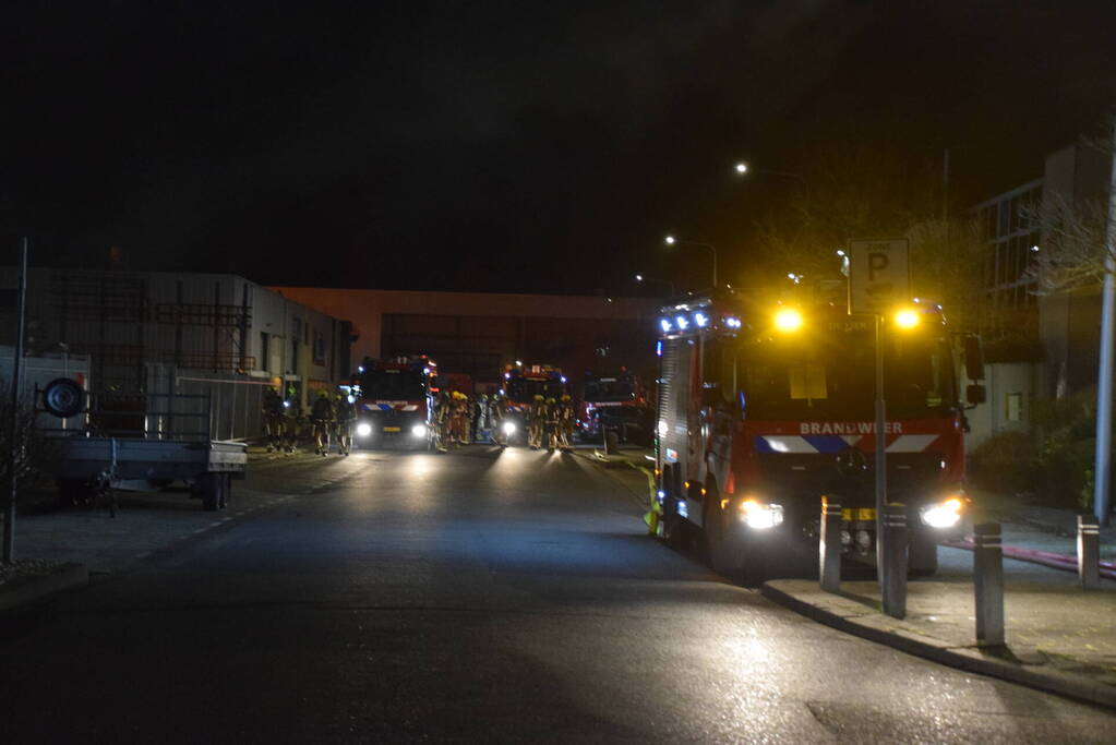 Zeer grote brand in bedrijfspand