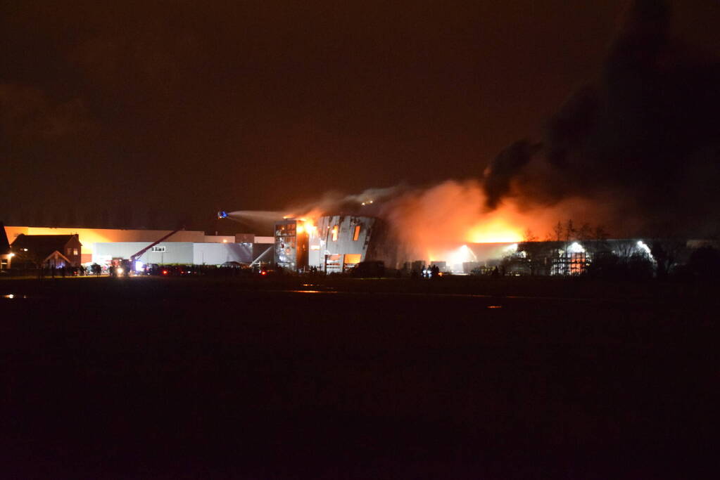 Zeer grote brand in bedrijfspand