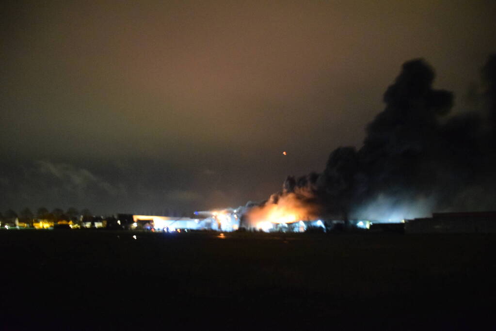 Zeer grote brand in bedrijfspand