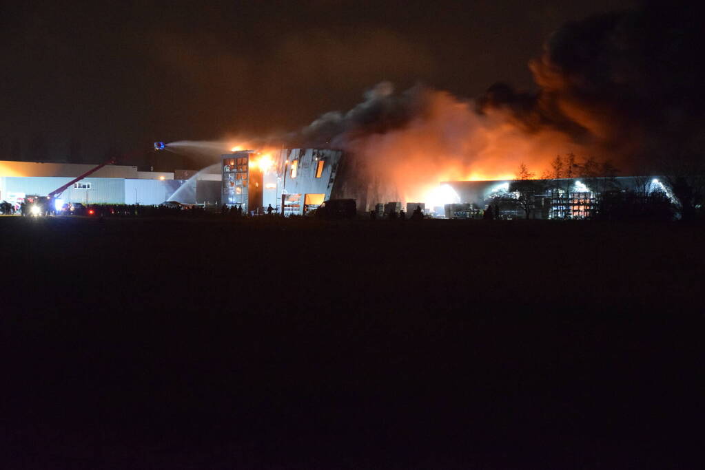 Zeer grote brand in bedrijfspand