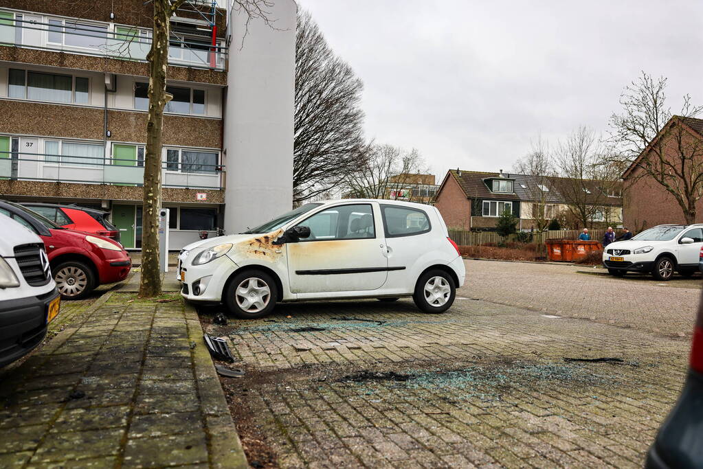 Geparkeerde auto loopt flinke schade door brand