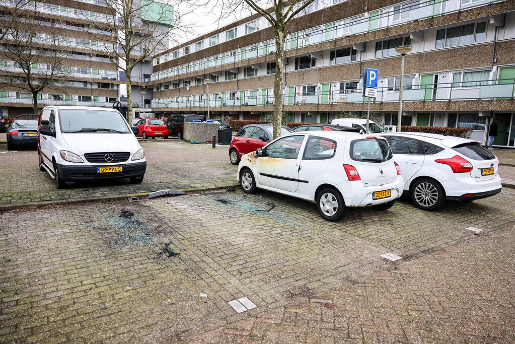 Geparkeerde auto loopt flinke schade door brand