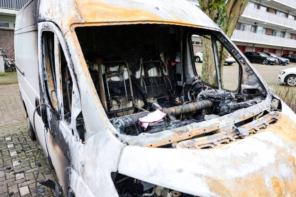 Bestelbus total-loss na uitslaande brand