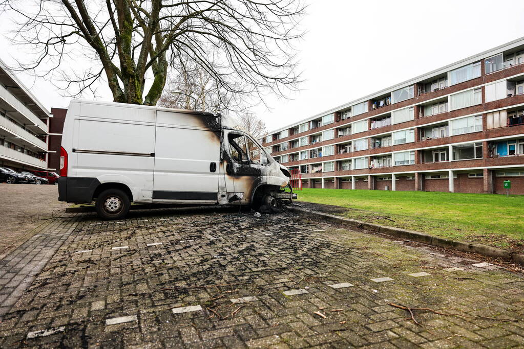 Bestelbus total-loss na uitslaande brand