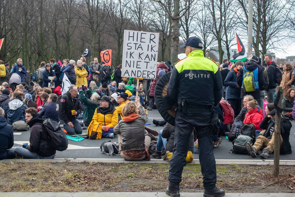 Massale politie-inzet bij demonstratie Extinction Rebellion