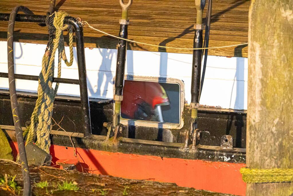 Brand in schip snel onder controle, omstander bekeurd voor hinderen brandweer