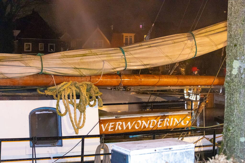Brand in schip snel onder controle, omstander bekeurd voor hinderen brandweer