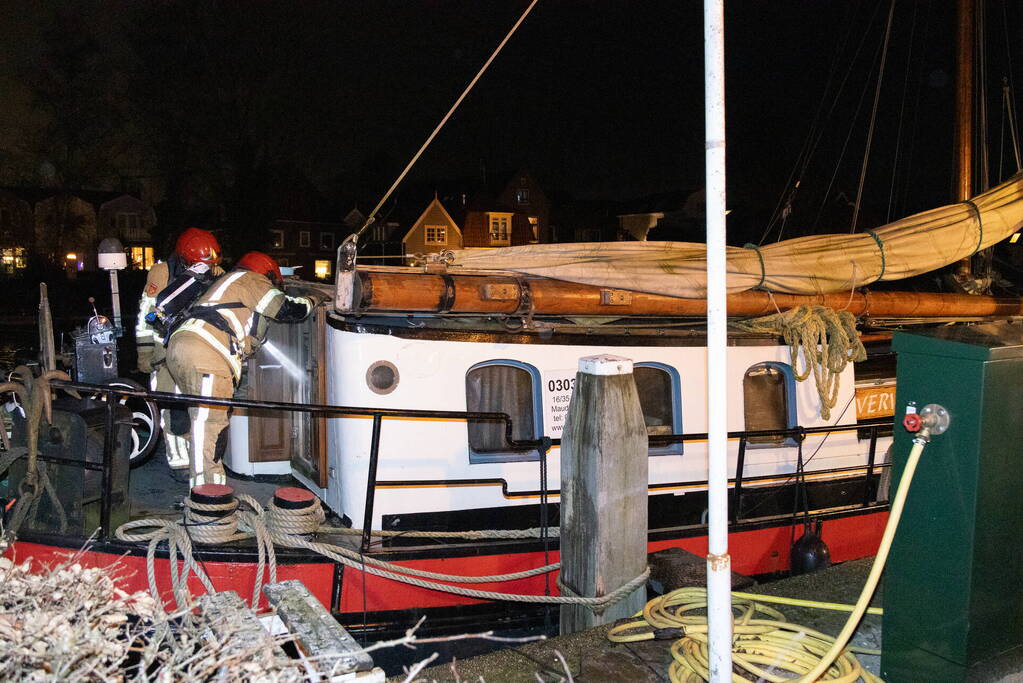 Brand in schip snel onder controle, omstander bekeurd voor hinderen brandweer