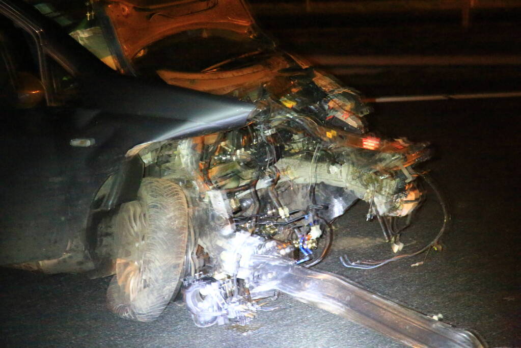 Auto verliest motorblok bij botsing