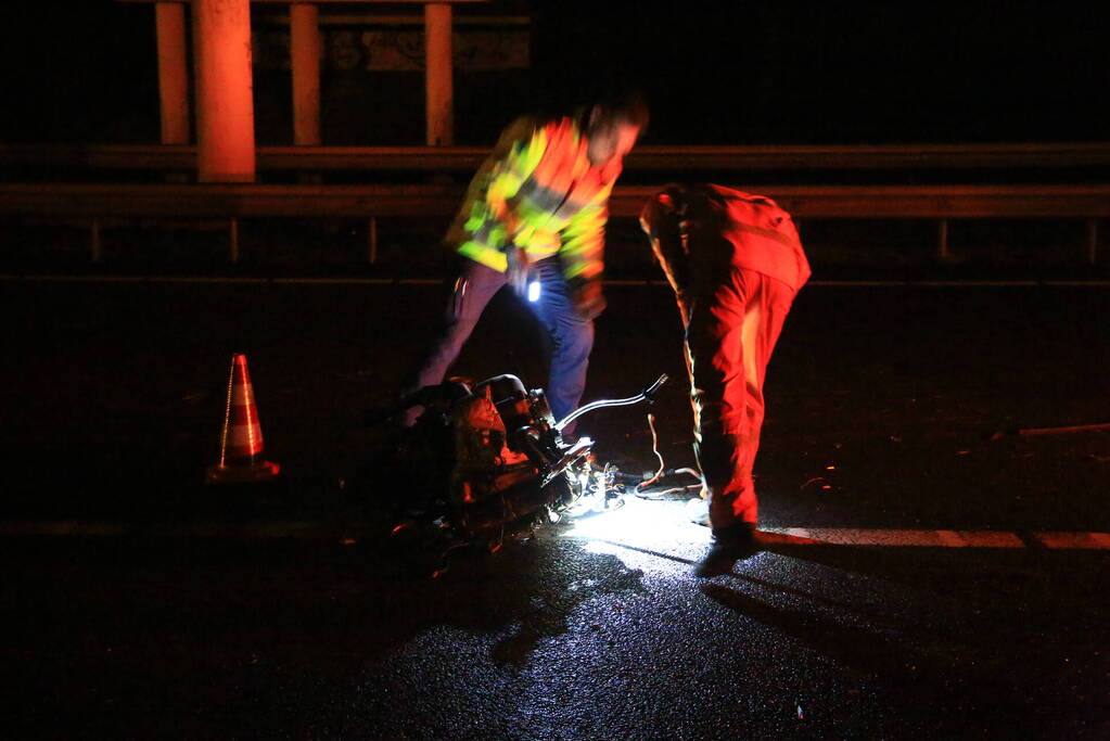 Auto verliest motorblok bij botsing