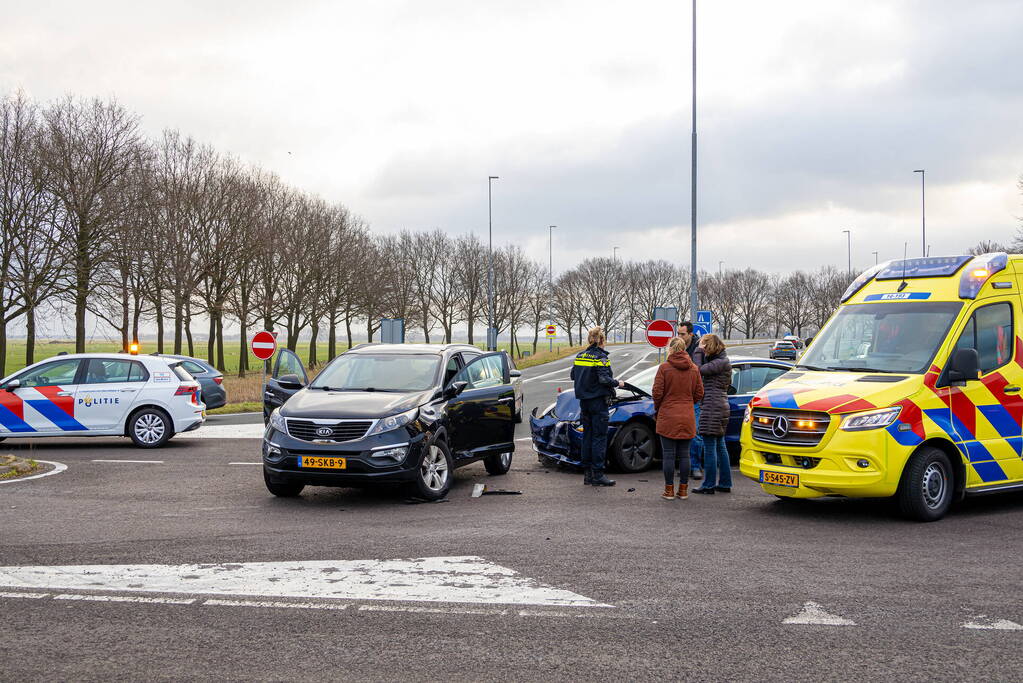 Flinke schade bij botsing tussen twee auto's