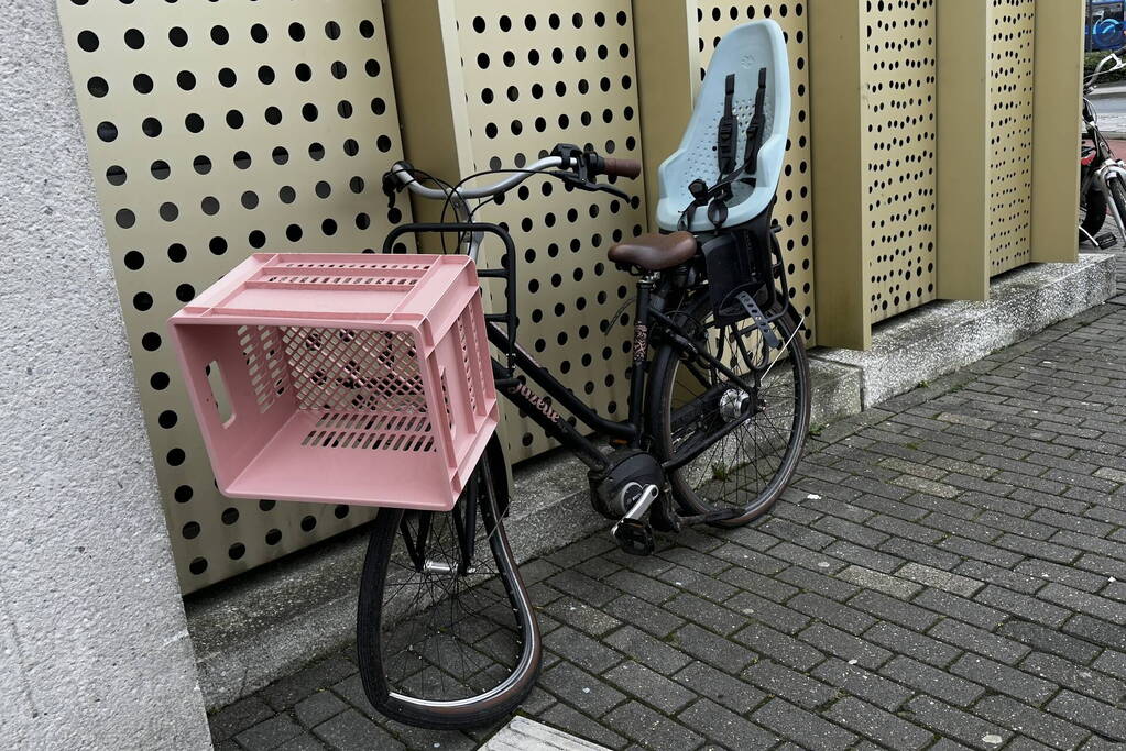 Fietser geschept door automobilist op rotonde