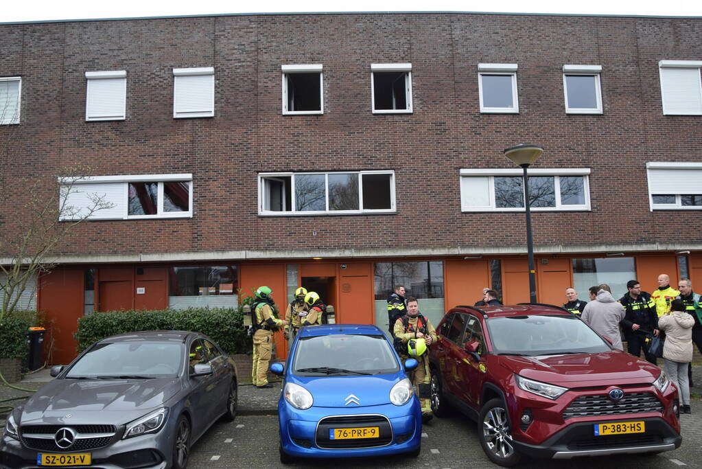 Brandweer blust brandende dakbedekking