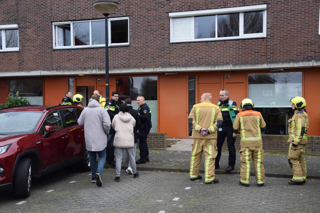 Brandweer blust brandende dakbedekking