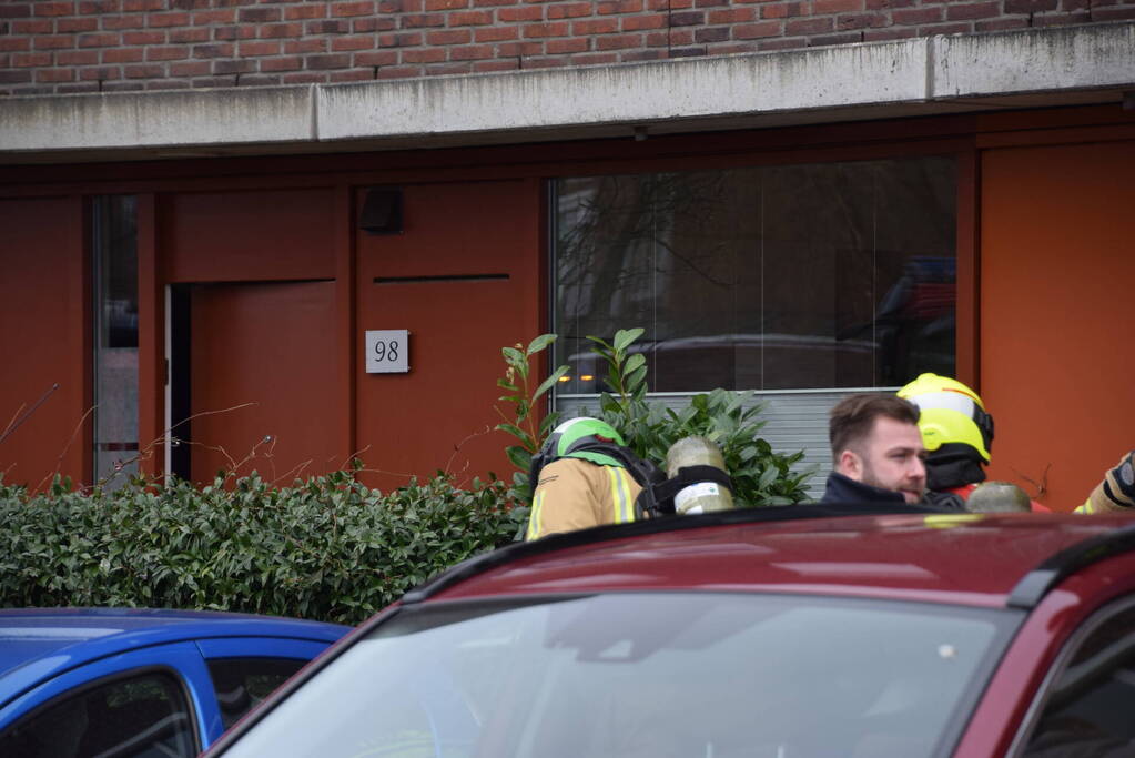 Brandweer blust brandende dakbedekking