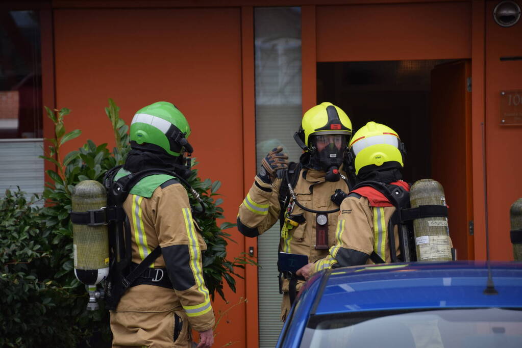 Brandweer blust brandende dakbedekking