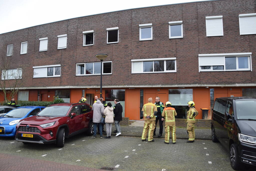 Brandweer blust brandende dakbedekking