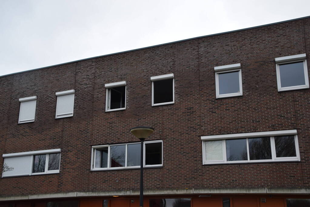 Brandweer blust brandende dakbedekking