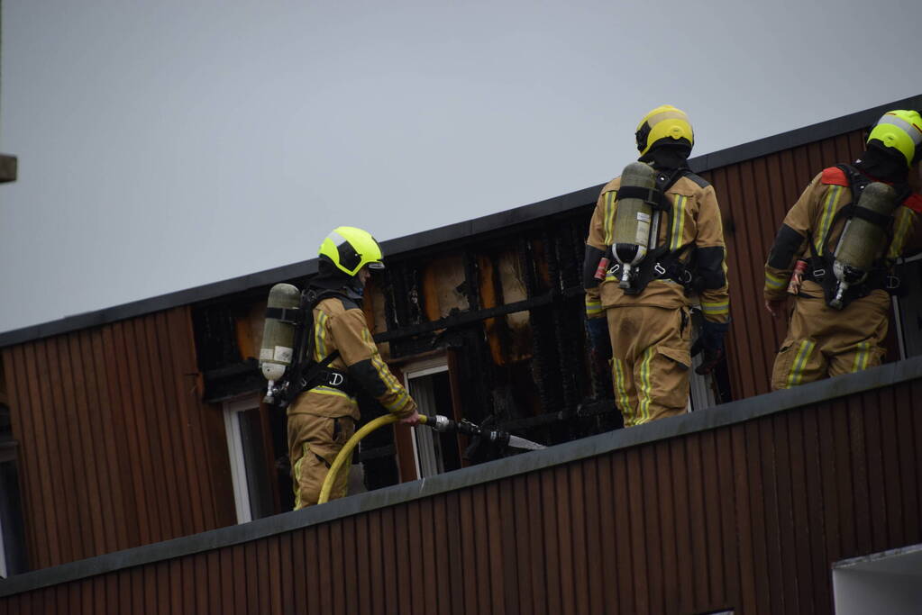 Brandweer blust brandende dakbedekking