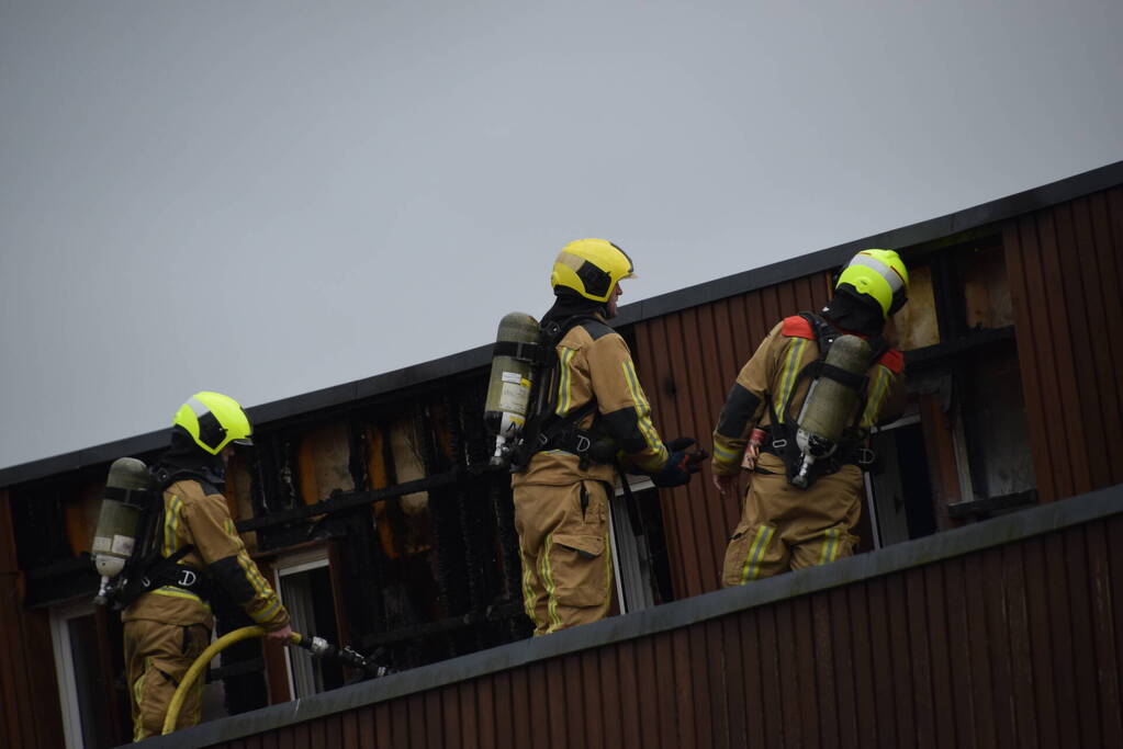 Brandweer blust brandende dakbedekking