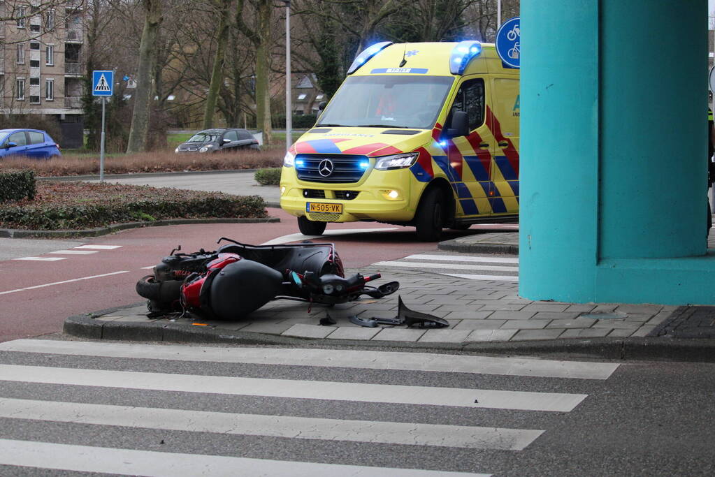 Scooterrijder gewond bij ongeval op rotonde