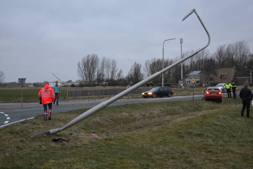 Automobilist ramt lantaarnpaal