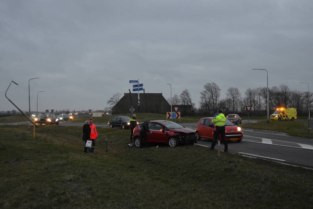 Automobilist ramt lantaarnpaal