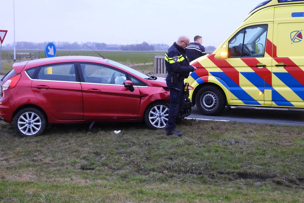 Automobilist ramt lantaarnpaal