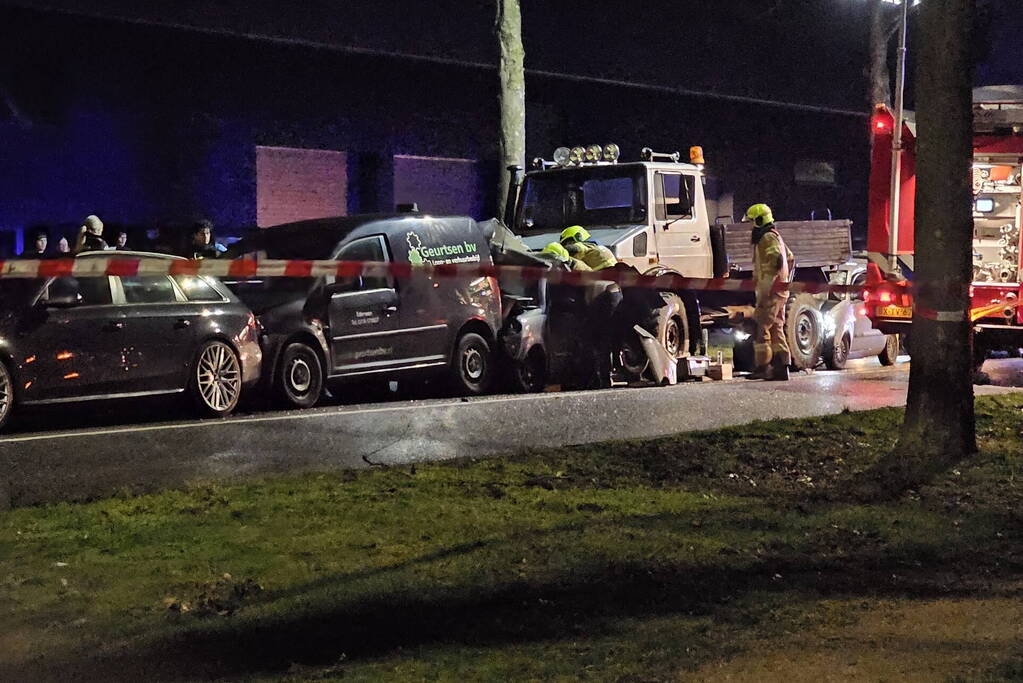 Voertuig geplet tussen vrachtwagen en bestelbus