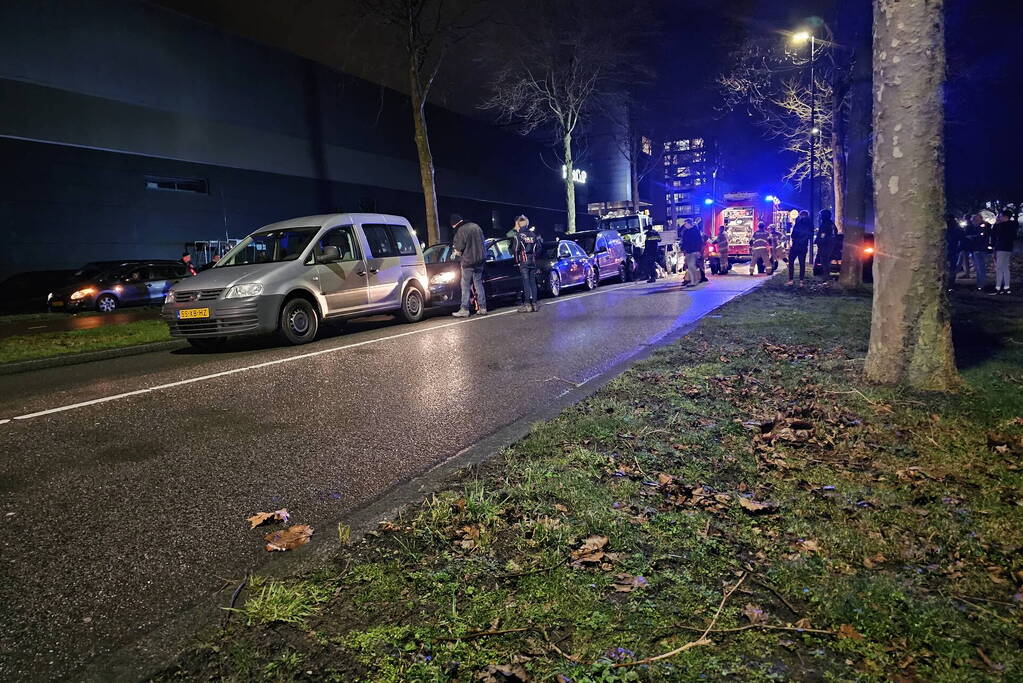 Voertuig geplet tussen vrachtwagen en bestelbus