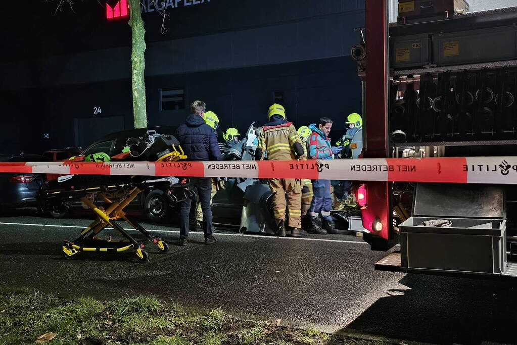 Voertuig geplet tussen vrachtwagen en bestelbus