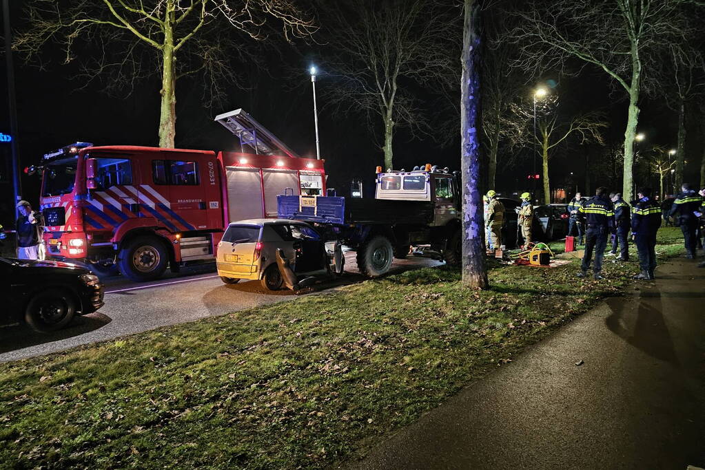 Voertuig geplet tussen vrachtwagen en bestelbus