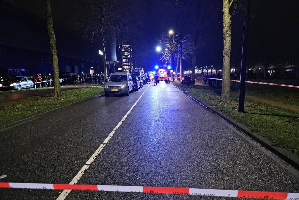 Voertuig geplet tussen vrachtwagen en bestelbus