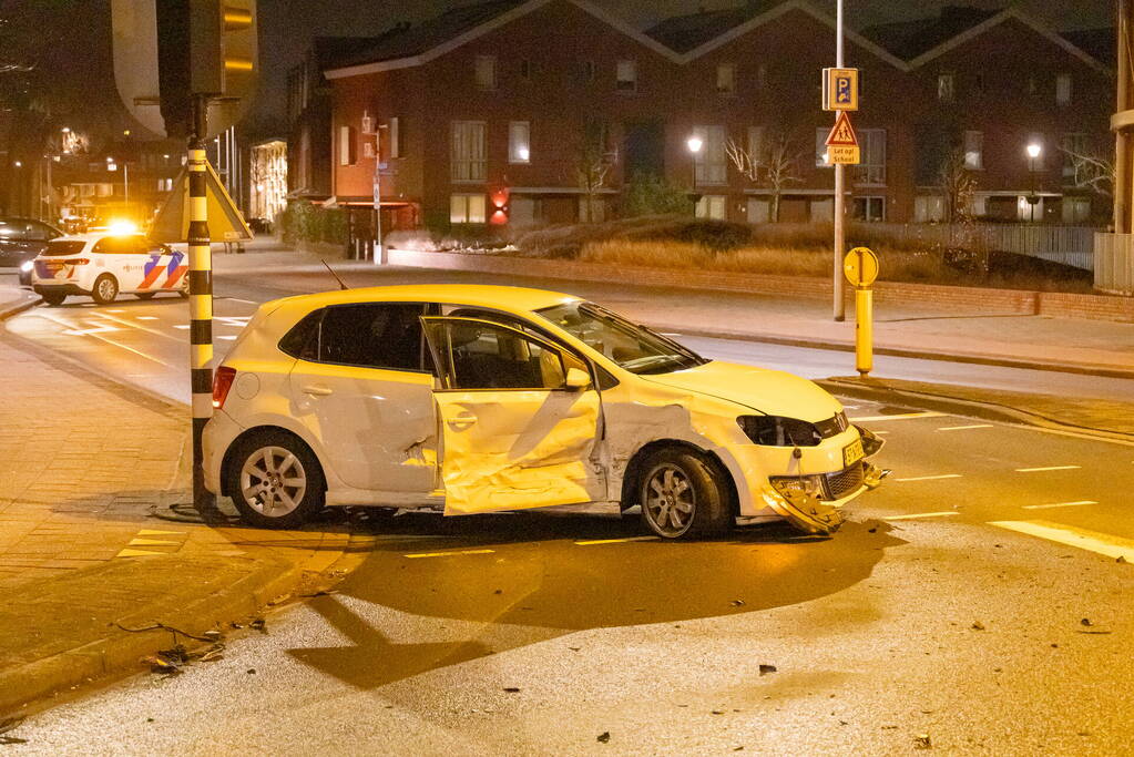 Twee voertuigen botsen op kruising