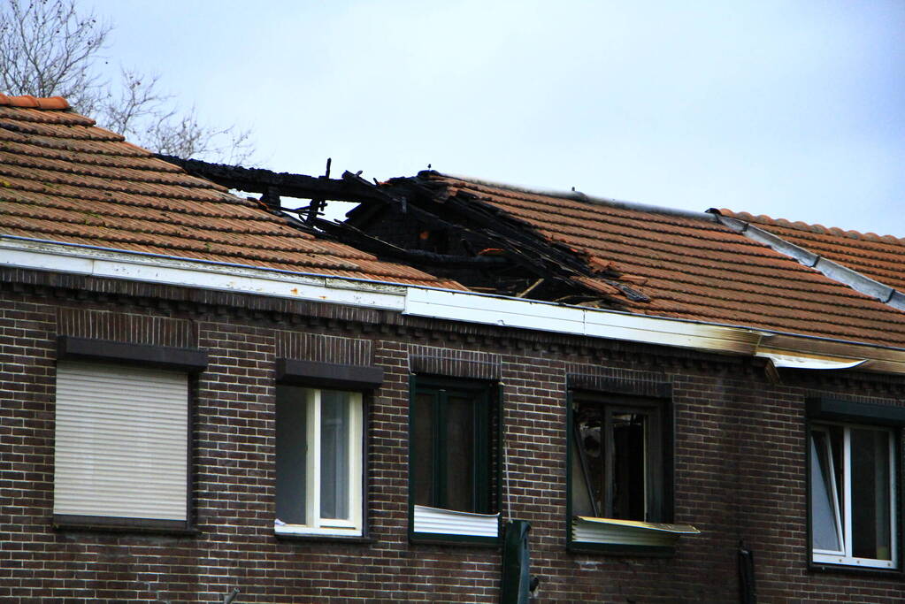 Grote schade na verwoestende brand bij daglicht goed te zien