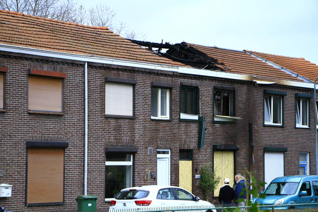 Grote schade na verwoestende brand bij daglicht goed te zien