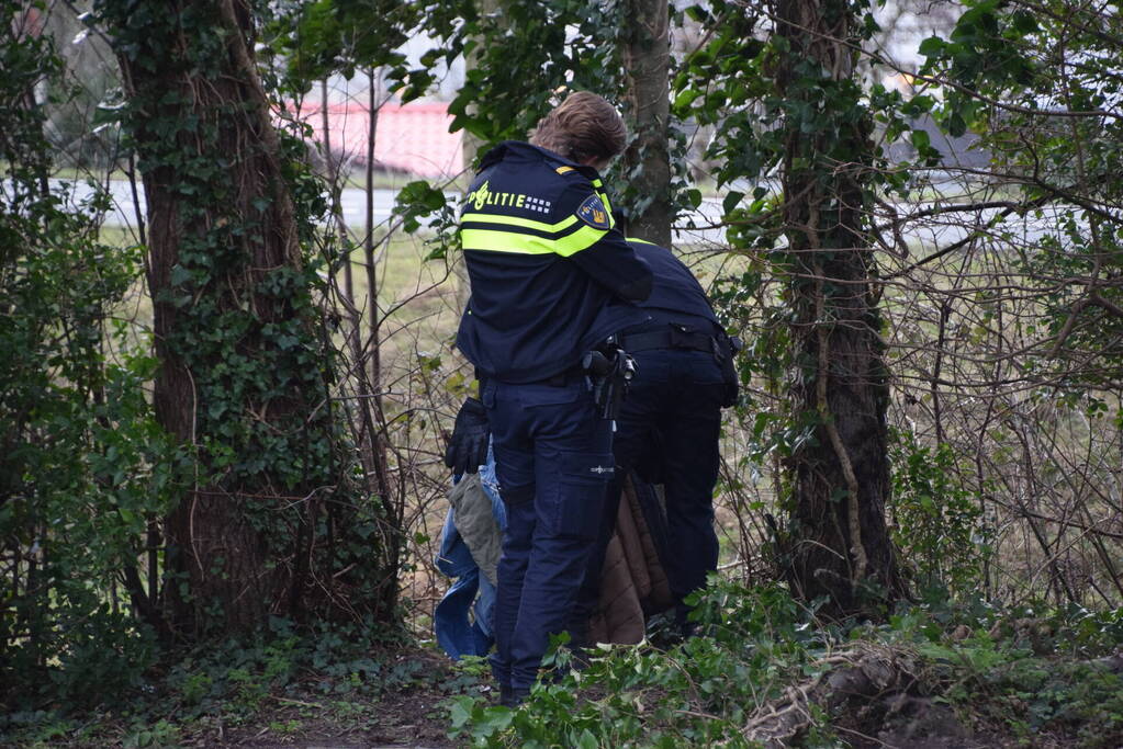 Brandweer doorzoekt sloot na aantreffen kleding langs waterkant