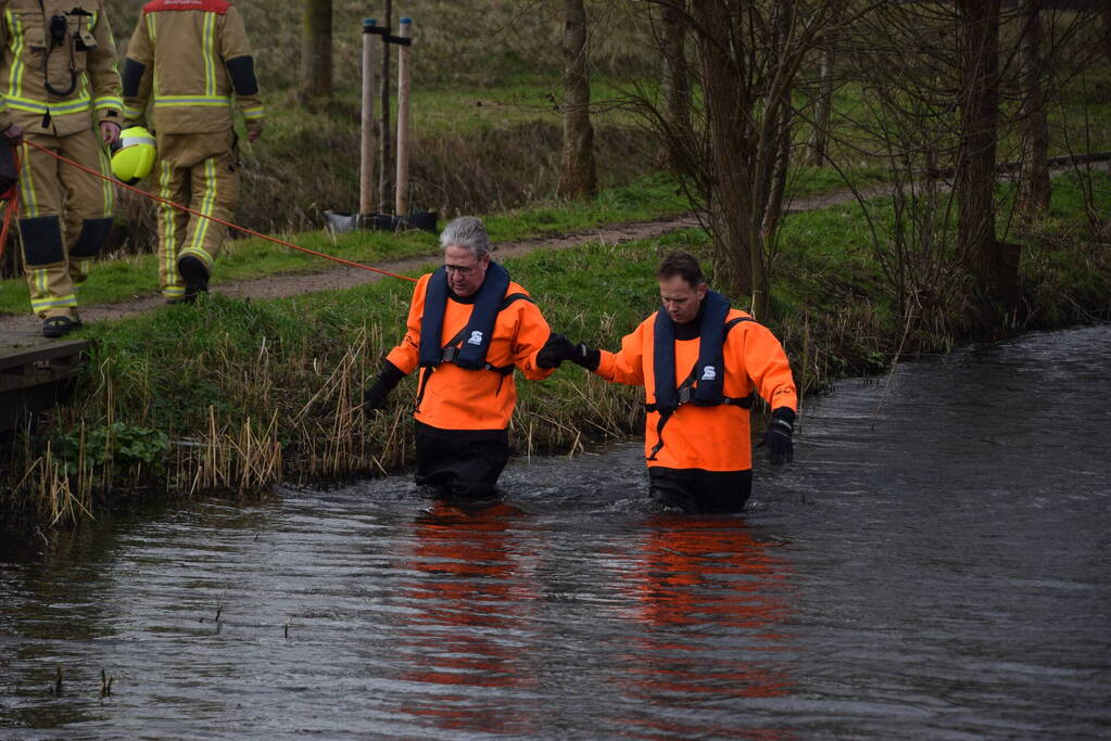 Brandweer doorzoekt sloot na aantreffen kleding langs waterkant